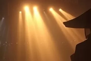 片场记录板与场记本并排摆放的幕后工作场景